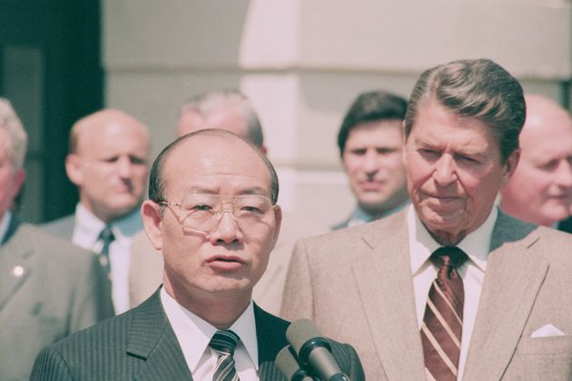 (Original Caption) 4/26/1985-Washington, DC-: President Ronald Reagan stands behind South Korean President...