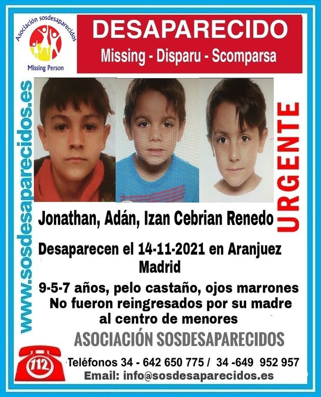 La imagen de los tres niños, en un cartel de ayuda de SOS