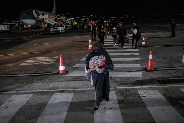 Στην Ελλάδα ακόμα 119 Αφγανοί πρόσφυγες - Μεταξύ αυτών πρώην υπουργός, δικαστές,