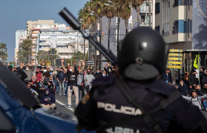 Los trabajadores del sector del metal se manifiestan por las calles de Cádiz durante la séptima jornada de huelga