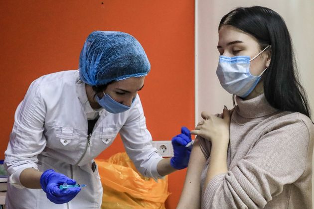 Una mujer recibiendo la vacuna contra la covid, en una foto de