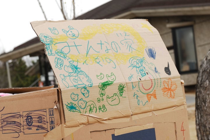 東北の子どもたちが描いた絵。鮮やかな色彩と笑顔が印象的だ