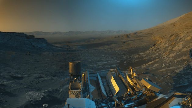 Le rover Curiosity Mars de la NASA a utilisé ses caméras de navigation en noir et blanc...