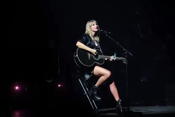 Taylor Swift en un concierto.