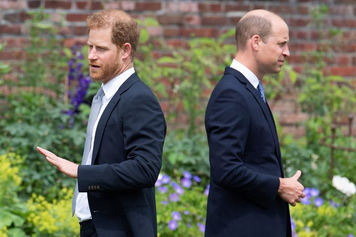 Los príncipes Harry y William asisten a la inauguración de una estatua de su madre, la princesa Diana, en el Sunken Garden en el Palacio de Kensington el 1 de julio. Los hermanos dejaron de lado sus diferencias para asistir al evento en lo que habría sido su 60 cumpleaños.