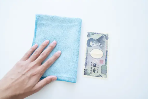 1枚70円の「クリーニングクロス」。車の洗浄からディスプレイ拭きまで