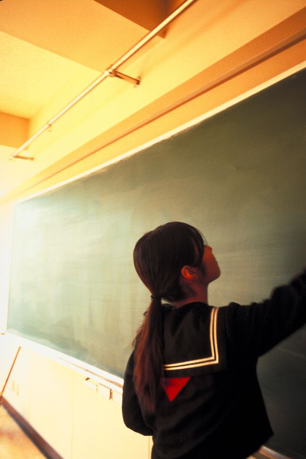 中学生の頃、話の合う友達がいなく、知佳は孤独を感じていた（イメージ写真）