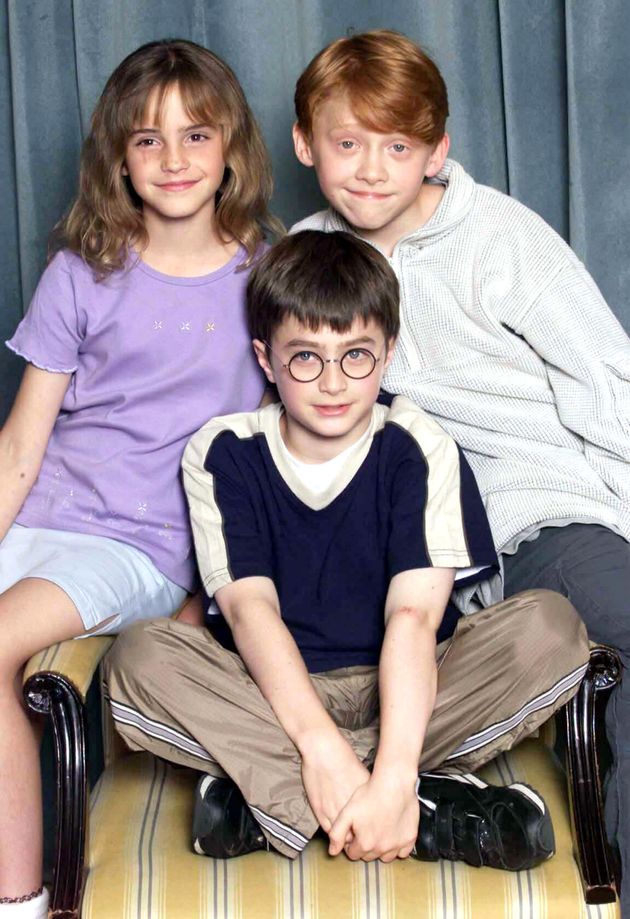 エマ・ワトソン（左）、ダニエル・ラドクリフ（中央）、ルパート・グリント（右）2000年8月23日のキャスト発表にて撮影