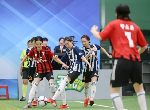 FC원더우먼 vs. FC아나콘다.
