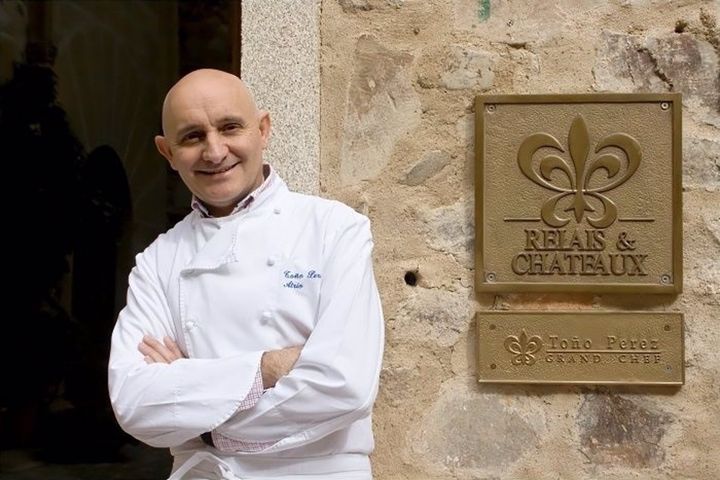 El cocinero extremeño Toño Pérez, al ser premiado por la Academia Internacional de Gastronomía.