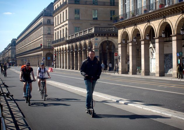 Cyclistes et promeneur sur une trottinette se promenant sur la rue de Rivoli lors du 1er week-end de...
