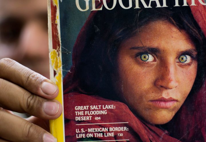 Η Γκούλα απέκτησε διεθνή φήμη το 1984 ως Αφγανή πρόσφυγας μετά τον πόλεμο, χάρη στο καρέ που τράξηξε ο φωτογράφος Στιβ Μακ Κάρι, όπου εικονίζεται να κοιτάζει τον φακό με διαπεραστικά πράσινα μάτια. Η φωτογραφία δημοσιεύτηκε στο εξώφυλλο του National Geographic. Ο Μακ Κάρι την ξανασυνάντησε το 2002..(AP Photo/B.K. Bangash, File)