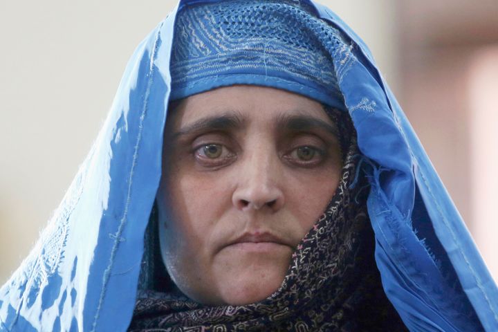 Το 2014, εμφανίστηκε στο Πακιστάν, αλλά κρύφτηκε όταν οι αρχές την κατηγόρησαν ότι αγόρασε μια πλαστή πακιστανική ταυτότητα και διέταξαν την απέλασή της. Μεταφέρθηκε στην Καμπούλ, όπου ο πρόεδρος της παρέθεσε δεξίωση στο προεδρικό μέγαρο και της παρέδωσε τα κλειδιά για ένα νέο διαμέρισμα. (AP Photo/Rahmat Gul)