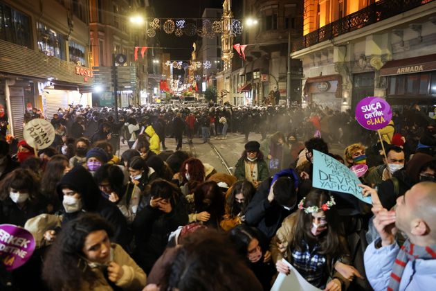 Τουρκία: Διαδήλωση γυναικών κατά της έμφυλης βίας στην Κωνσταντινούπολη – Δακρυγόνα από την