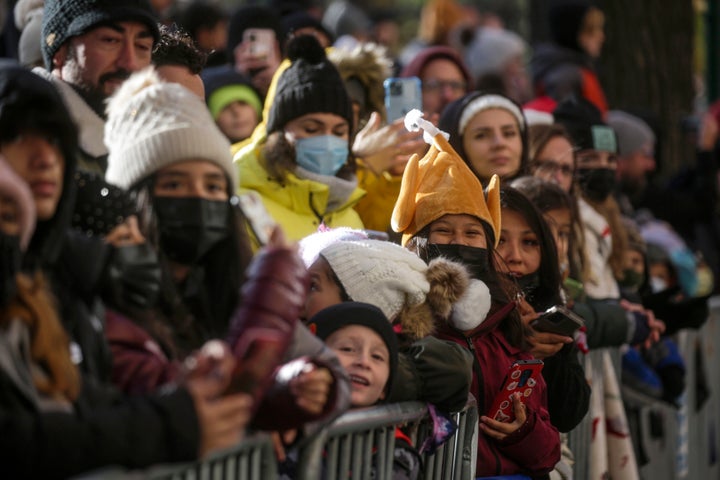 Las multitudes asisten al desfile del jueves.  No había ningún requisito de vacunación para los espectadores, pero Macy's y la ciudad los alentaron a cubrirse la cara.