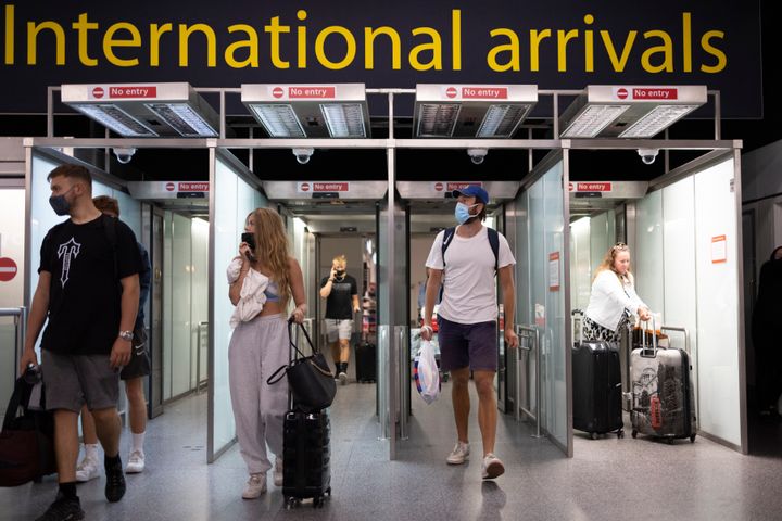 Un grupo de viajeros llega al aeropuerto de Gatwick, en Londres.