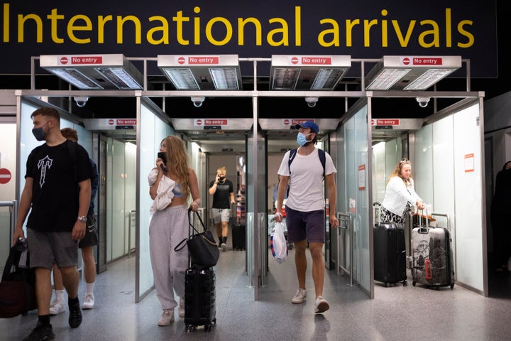 Un grupo de viajeros llega al aeropuerto de Gatwick, en Londres.