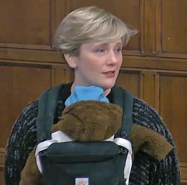 子どもを連れて議場に出席した労働党のステラ・クリーシー議員（2021年11月）