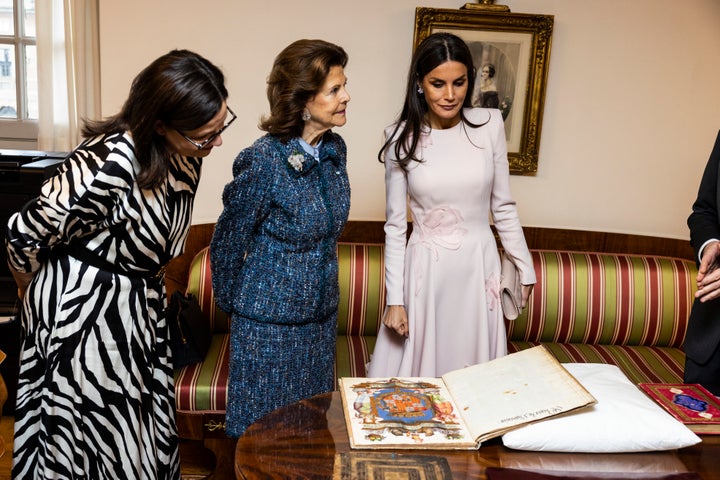 Letizia y Silvia de Suecia en una visita a la Biblioteca Bernadotte en la visita a Estocolmo (Suecia).