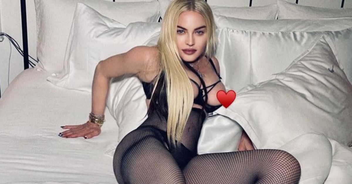 Новая фотосессия Мадонны 2021 на кровати