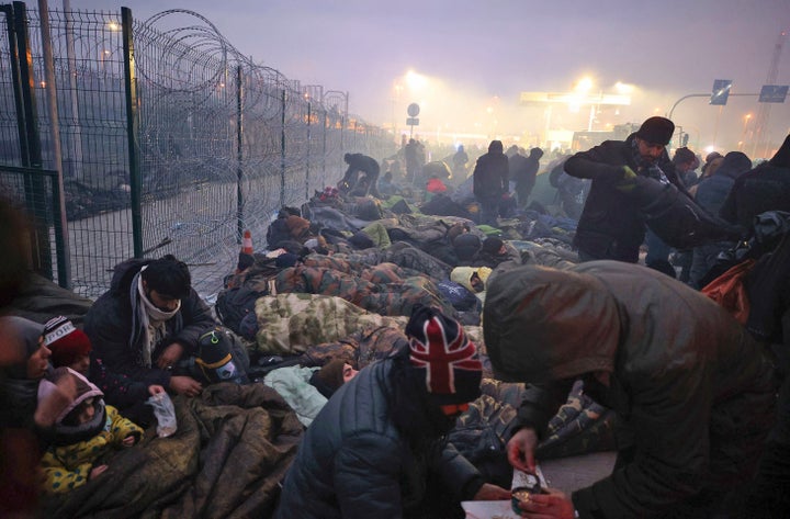Migrantes de Oriente Medio, concentrados en el control fronterizo de Kuznitsa, en la frontera de Bielorrusia con Polonia, el pasado 15 de noviembre.