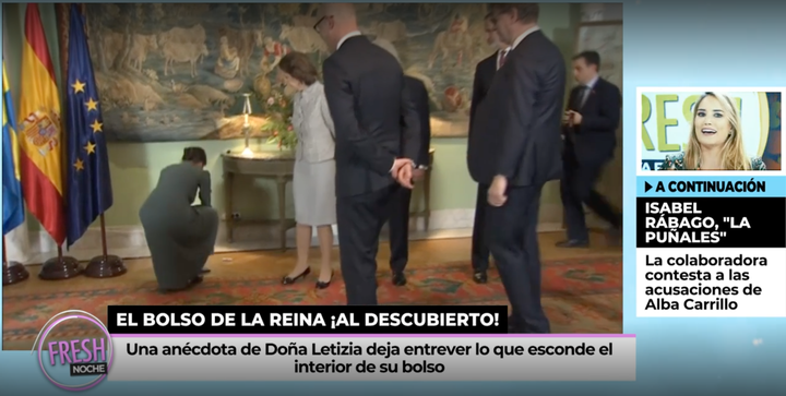 Imagen del momento en el que se le cae el bolso al suelo a Letizia.