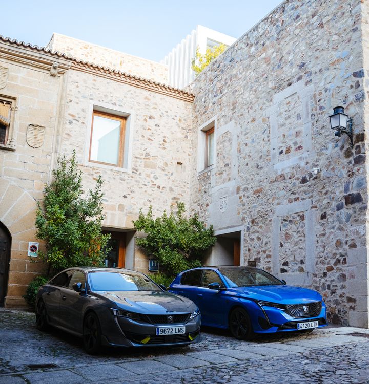 Los Peugeot 508 (plateado) y 308 (azul) en la puerta del hotel Atrio.