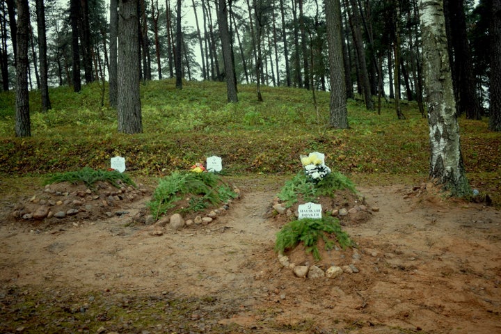 Tumba de cuatro de los migrantes muertos en esta crisis, en el pueblo polaco de Bohoinki. Se trata de un joven sirio de 19 años, un yemení y dos iraquíes (un bebé y un adulto).