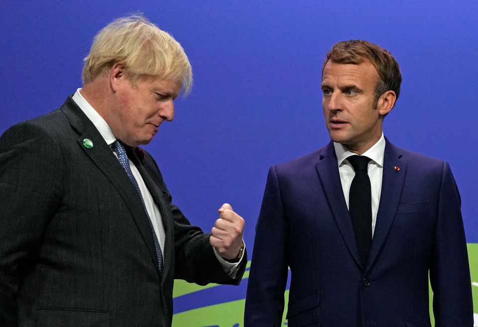 Le président Macron et le Premier ministre britannique Boris Johnson, lors de la Cop 26, le 1er...