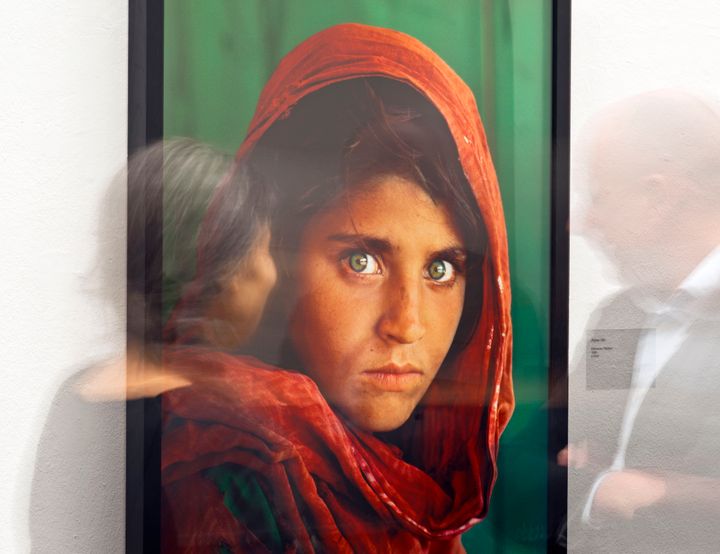 La 'Niña Afgana', en una exposición de Steve McCurry en Alemania, en 2014. 