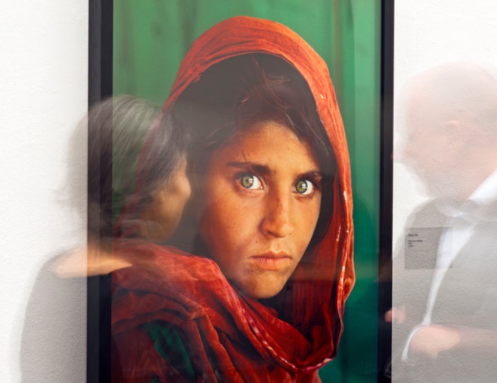La 'Niña Afgana', en una exposición de Steve McCurry en Alemania, en 2014.