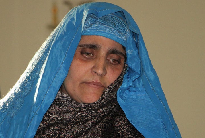 Sharbat Gula, recibida en 2016 en Kabul por el entonces presidente afgano, Ashraf Ghani.