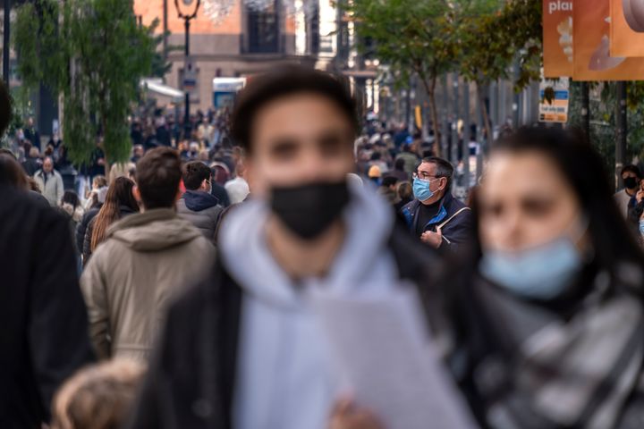 La gente pasea por Barcelona con mascarilla.