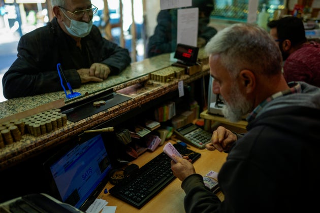 Τούροι σε ανταλλακτήριο για να μετατρέψουν τις λίρες σε δολάρια. 
