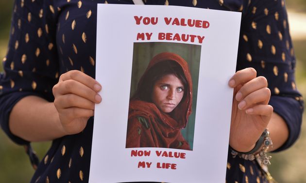 Sharbat Gula, la jeune fille afghane dont le portrait a fait le tour du monde dans les années...
