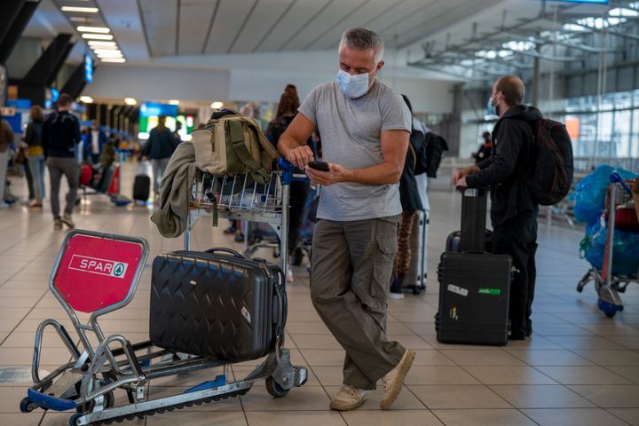 26 Νοεμβρίου 2021. Στο διεθνές αεροδρόμιο στο Παρίσι, οι ταξιδιώτες περιμένουν για να πληροφορηθούν εάν θα αναχωρήσουν τελικά ή όχι με προορισμό το Γιοχάνεσμπουργκ της Νότιας Αφρικής. Η εμφάνιση της παραλλαγής της Μποτσουάνα προκάλεσε ντόμινο προβλημάτων στις αερομεταφορές καθώς πολλές χώρες - και η ΕΕ - αποφάσισαν να διακόψουν μέχρι νεοτέρας τις πτήσεις προς και από τη Νότια Αφρική. (AP Photo/Jerome Delay)