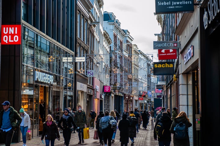 Peatones por las calles de Ámsterdam.