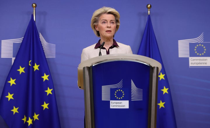 La presidenta de la Comisión Europea, Ursula Von der Leyen, da una conferencia de prensa sobre la nueva variante B.1.1.529 de COVID-19 en Bruselas, Bélgica, el 26 de noviembre de 2021 (Foto de Dursun Aydemir / Agencia Anadolu a través de Getty Images).