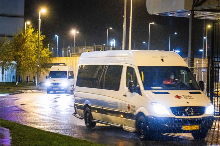 Dos ambulancias trasladan a varios de los pasajeros.