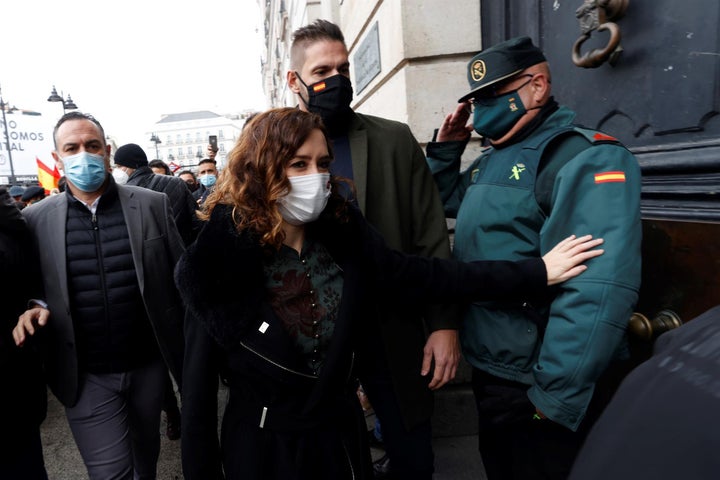Ayuso se marcha de la manifestación.