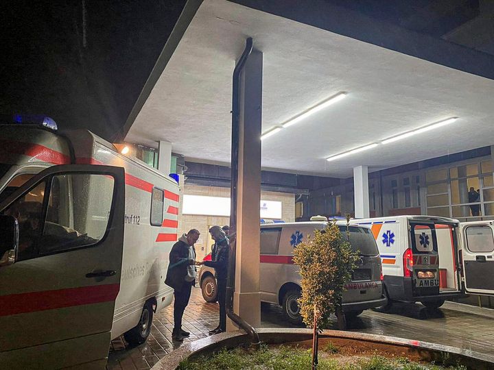 Έξω από το νοσοκομείο που διακομίσθηκαν οι τραυματίες στο Κόσοβο