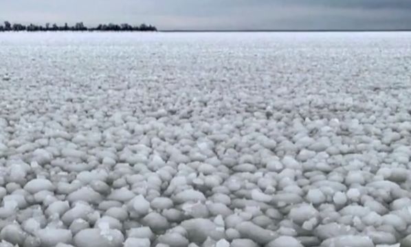 Περίεργο φαινόμενο στον Καναδά: Λίμνη καλύφθηκε από στρογγυλές μπάλες πάγου