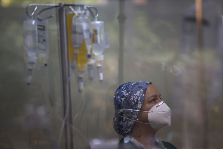Μέλος ιατρικού προσωπικού στην ΜΕΘ του νοσοκομείου "Σωτηρία" (21 Νοεμβρίου 2021)