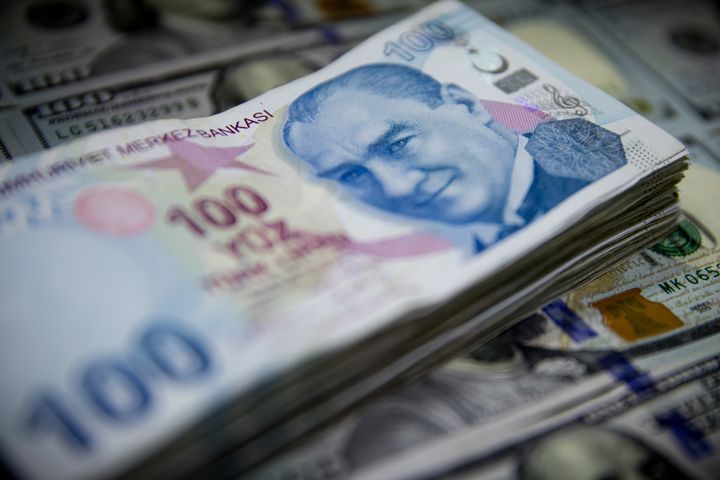 Turkish 100 Lira banknotes with U.S. one-hundred dollar bills in Turkey. Photographer: Kerem Uzel/Bloomberg