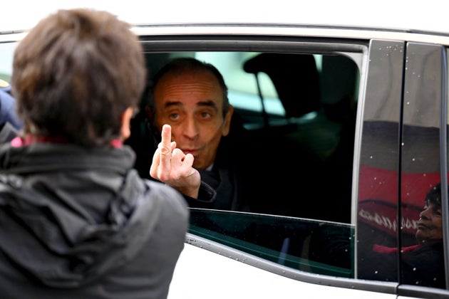 La complicata visita di Zemmour a Marsiglia finisce con un dito medio La complicata visita di Zemmour a Marsiglia finisce con un dito medio