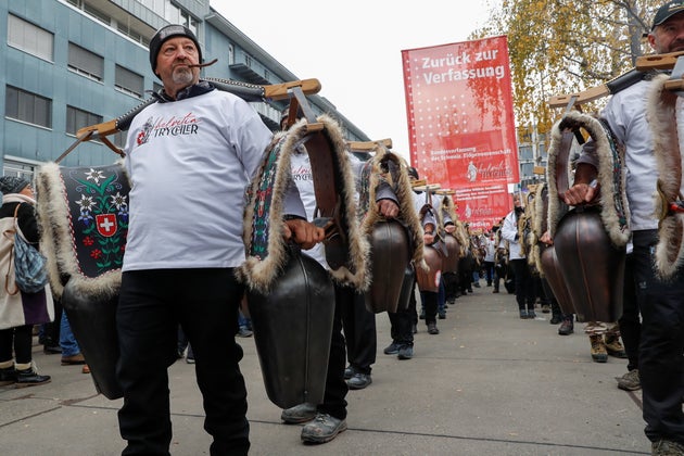 Δημοψήφισμα - ρίσκο στην Ελβετία: Ψηφίζουν σήμερα για άρση των μέτρων της