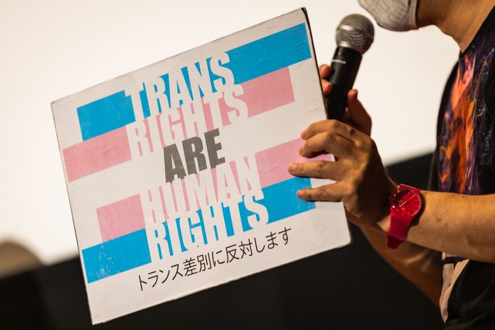 東海林監督は、「トランス差別に反対します」と表明するプラカードをもって登壇した
