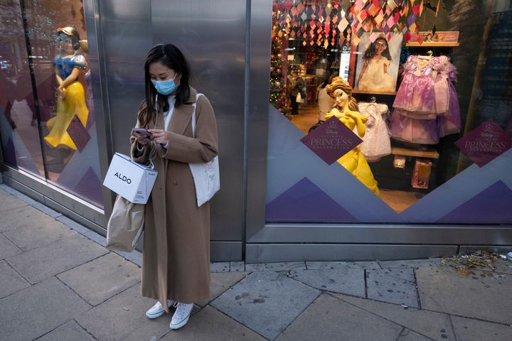 Οξσφορντ Στριτ, Λονδίνο. Κάποιοι φορούν μάσκα και πριν την ανακοίνωση των νέων μέτρων (22/11/2021)