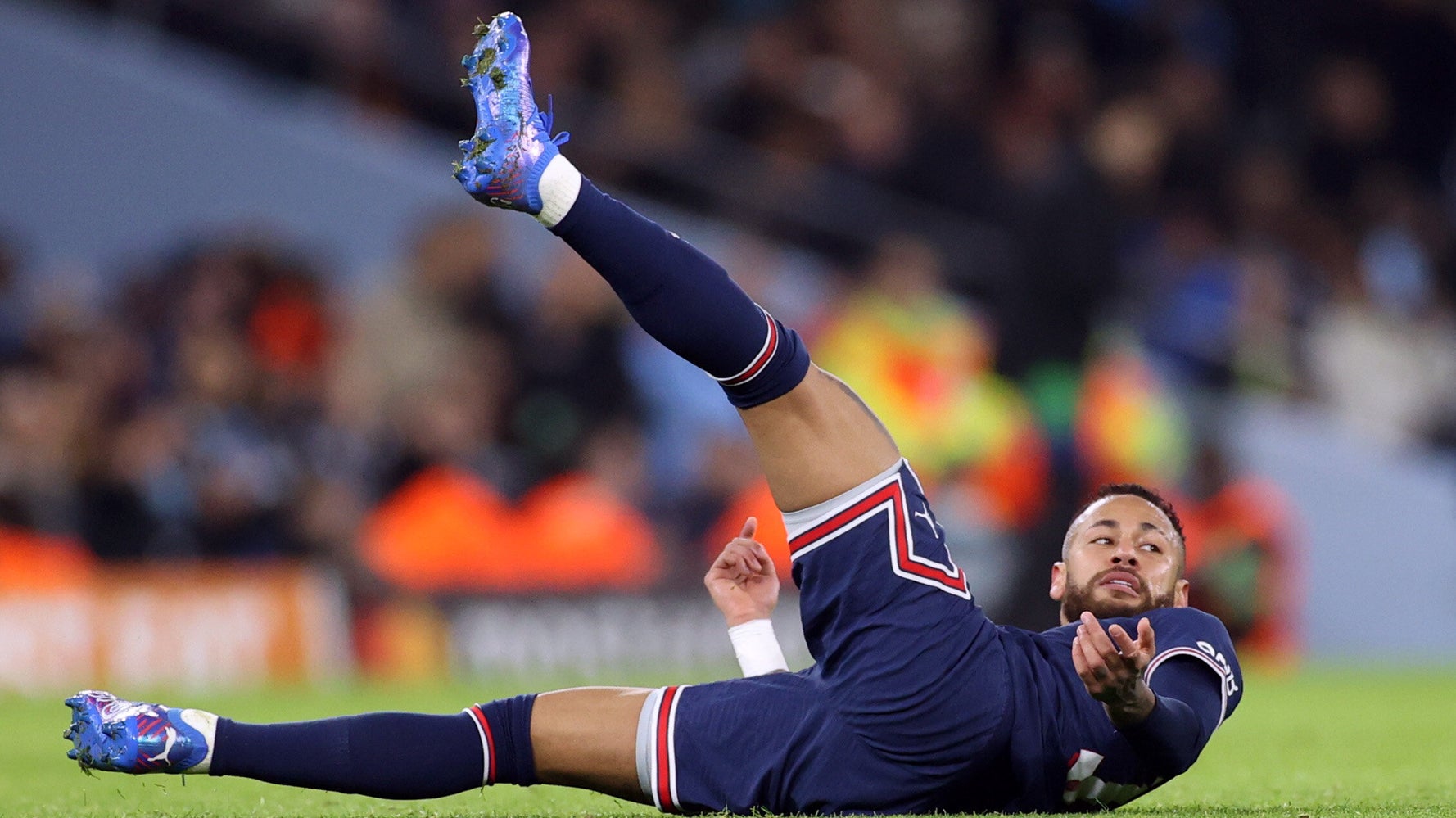 Ligue 1: le PSG s'impose face à Saint-Étienne, Neymar sort sur une civière