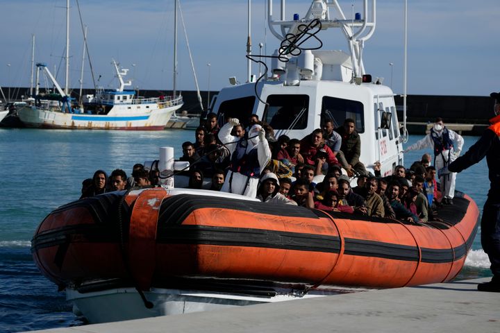 Ιταλία: Η ακτοφυλακή διέσωσε εκατοντάδες μετανάστες στα ανοιχτά της Καλαβρίας